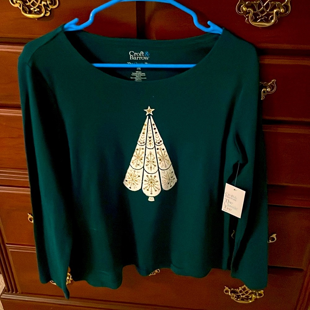 NWT Croft & Barrow The Classic Tee Petite Medium green with sparkly tree front
